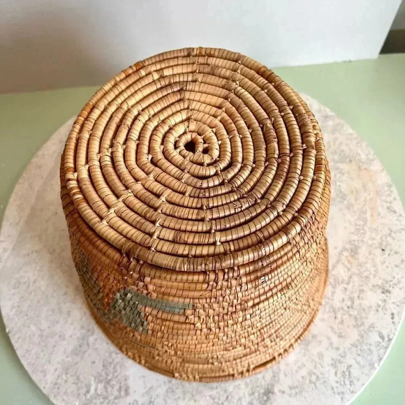 Vintage Handmade Native American Hand Woven Large Basket Tan with Print on Insid - Picture 5 of 10